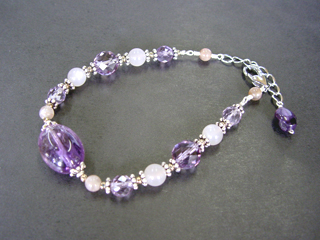 アメジスト（パープル）決断力・愛情・集中力・調和・第六感・献身・冷静・覚醒・精神力・豊かな感受性