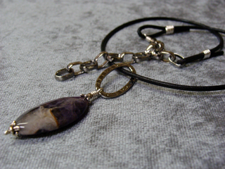 アメジスト（パープル）決断力・愛情・集中力・調和・第六感・献身・冷静・覚醒・精神力・豊かな感受性