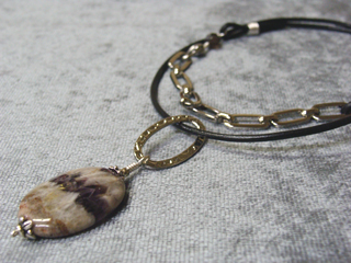 アメジスト（パープル）決断力・愛情・集中力・調和・第六感・献身・冷静・覚醒・精神力・豊かな感受性