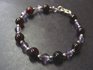 アンバー（レッド）喜び・社交性・人間関係・柔軟・創造　　アメジスト（パープル）決断力・愛情・集中力・調和・第六感・献身・冷静・覚醒・精神力・豊かな感受性