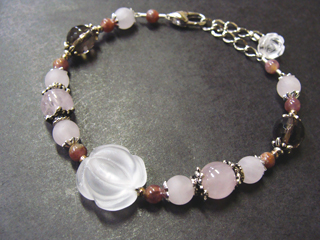 クォーツ（フロスト・薔薇）健康・能力・明晰・完璧・宇宙的意識・感受性・沈着冷静・豊かな感受性　　ローズクォーツ（ピンク）恋愛・優しさ・情緒・繊細・愛情・美・調和　　スモーキークォーツ（ブラウン）リラックス効果・豊かな感受性