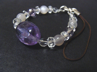 アメジスト（パープル）決断力・愛情・集中力・調和・第六感・献身・冷静・覚醒・精神力・豊かな感受性　　クォーツ（クリア）健康・能力・明晰・完璧・宇宙的意識・感受性・沈着冷静・豊かな感受性　　ムーンストーン（ピンク）女性らしさ・感受性・喜び・調和・決断力