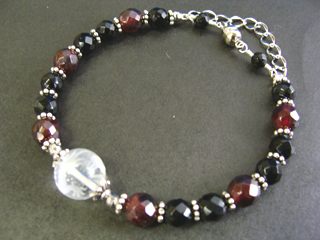 クォーツ（クリア・龍彫り）健康・能力・明晰・完璧・宇宙的意識・感受性・沈着冷静・豊かな感受性:<>:オニキス（ブラック）意志の強さ・冷静さ・喜び・勉強・達成能力・調和・柔軟・目的意識・完璧さ・集中力・運動能力:<>:ガーネット（ダークレッド）生命力・エネルギー・活力・努力・抵抗力・色気・根性・気力・独立