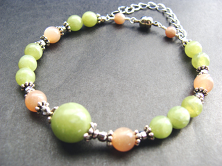 アイドクレース【ベスブ石】（マスカットグリーン）人間関係向上:<>:ムーンストーン（オレンジ）女性らしさ・感受性・喜び・調和・決断力