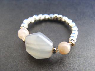 カルセドニー（ホワイトグレー半透明）達成能力・先見の明・開放・社交性・冒険心・自由・自信・思いやり