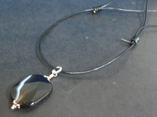 オニキス（ブラック・ブラウン）意志の強さ・冷静さ・喜び・勉強・達成能力・調和・柔軟・目的意識・完璧さ・集中力・運動能力