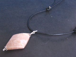 ムーンストーン（オレンジ）女性らしさ・感受性・喜び・調和・決断力