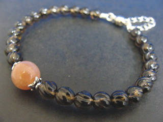 スモーキークォーツ（ブラウン・Ｓライン・６ｍｍ）リラックス効果・豊かな感受性　ムーンストーン（オレンジ・10ｍｍ）女性らしさ・感受性・喜び・調和・決断力