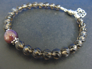 スモーキークォーツ（ブラウン・Ｓライン・６ｍｍ）リラックス効果・豊かな感受性　スタールビーサファイア（ダークパープル・１０ｍｍ）愛の炎・感受性・生命力・エネルギー・活力・努力・抵抗力・色気・豊かな感受性