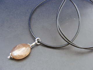 フェルドスパー【ゴールデンシャイン　ムーンストーン】（ゴールドブラウン）女性らしさ・感受性・喜び・調和・決断力