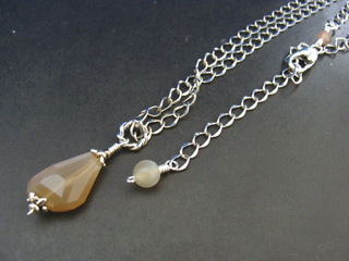 ムーンストーン（オレンジ）女性らしさ・感受性・喜び・調和・決断力