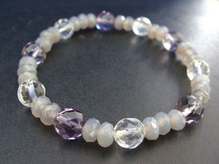 クォーツ（クリア・カット・８ｍｍ）健康・能力・明晰・完璧・宇宙的意識・感受性・沈着冷静・豊かな感受性　アメジスト（パープル・カット・８ｍｍ）決断力・愛情・集中力・調和・第六感・献身・冷静・覚醒・精神力・豊かな感受性　カルセドニー【グレーオニキス】（グレー・ボタンカット・６ｍｍ）達成能力・先見の明・開放・社交性・冒険心・自由・自信・思いやり