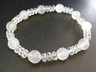 ジェード（ホワイト・カット・８ｍｍ）安定・平穏・慈悲・知恵・忍耐力　カルセドニー（ピンク・カット・８ｍｍ）達成能力・先見の明・開放・社交性・冒険心・自由・自信・思いやり　クォーツ（クリア・ボタンカット・６ｍｍ）健康・能力・明晰・完璧・宇宙的意識・感受性・沈着冷静・豊かな感受性