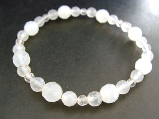 ジェード（ホワイト・カット・８ｍｍ）安定・平穏・慈悲・知恵・忍耐力　カルセドニー（ピンク・カット・６ｍｍ）達成能力・先見の明・開放・社交性・冒険心・自由・自信・思いやり　ローズクォーツ（ピンク・カット・４ｍｍ・マダガスカル産）恋愛・優しさ・情緒・繊細・愛情・美・調和