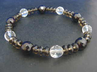 クォーツ（クリア・カット・８ｍｍ）健康・能力・明晰・完璧・宇宙的意識・感受性・沈着冷静・豊かな感受性　ガーネット（レッド・カット・８ｍｍ）生命力・エネルギー・活力・努力・抵抗力・色気・根性・気力・独立　スモーキークォーツ（ブラウン・ボタンカット・６ｍｍ）リラックス効果・豊かな感受性