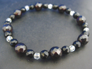 ガーネット（レッド・カット・８ｍｍ）生命力・エネルギー・活力・努力・抵抗力・色気・根性・気力・独立　カルセドニー【オニキス】（ブラック・カット・６ｍｍ）意志の強さ・冷静さ・喜び・勉強・達成能力・調和・柔軟・目的意識・完璧さ・集中力・運動能力　クォーツ（クリア・カット・４ｍｍ）健康・能力・明晰・完璧・宇宙的意識・感受性・沈着冷静・豊かな感受性