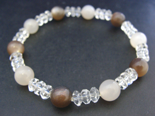 フェルドスパー（ブラウン）女性らしさ・感受性・喜び・調和・決断力　ムーンストーン（ピンクグレー）女性らしさ・感受性・喜び・調和・決断力　クォーツ（クリア・ボタンカット・６ｍｍ）健康・能力・明晰・完璧・宇宙的意識・感受性・沈着冷静・豊かな感受性