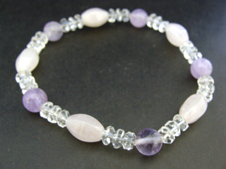 ローズクォーツ（ピンク・縦長６面ライスカット）恋愛・優しさ・情緒・繊細・愛情・美・調和　アメジスト（ラベンダー・８ｍｍ）決断力・愛情・集中力・調和・第六感・献身・冷静・覚醒・精神力・豊かな感受性　クォーツ（クリア・ボタンカット・６ｍｍ）健康・能力・明晰・完璧・宇宙的意識・感受性・沈着冷静・豊かな感受性