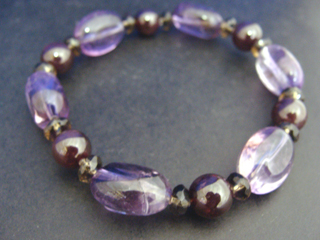 アメジストスモーキークォーツ（パープル・フラットオーバル）決断力・愛情・集中力・調和・第六感・献身・冷静・覚醒・精神力・豊かな感受性　スターガーネット（ワイン・９ｍｍ）聖なる実行力　スモーキークォーツ（ブラウン・ボタンカット・６ｍｍ）リラックス効果・豊かな感受性