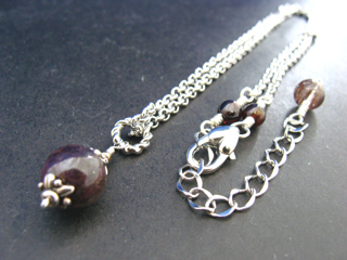 スタールビーサファイア（ダークパープル）愛の炎・感受性・生命力・エネルギー・活力・努力・抵抗力・色気・豊かな感受性