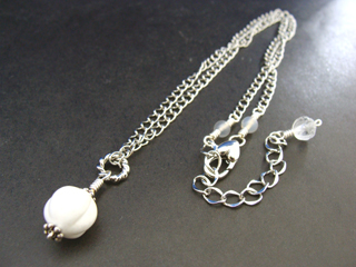 カルセドニー【ホワイトオニキス】（ホワイト）達成能力・先見の明・開放・社交性・冒険心・自由・自信・思いやり