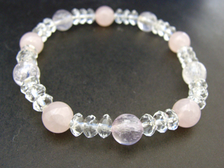 クンツァイト（ピンク・８ｍｍ～９ｍｍ）感情・優しさ・寛大・安堵感　ローズクォーツ（ピンク・８ｍｍ）恋愛・優しさ・情緒・繊細・愛情・美・調和　クォーツ（クリア・ボタンカット・６ｍｍ）健康・能力・明晰・完璧・宇宙的意識・感受性・沈着冷静・豊かな感受性