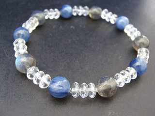 ラブラドライト（ブルーグレー・８ｍｍ～９ｍｍ）調和・穏やかな心・記憶　カイヤナイト（ブルー・８ｍｍ）潜在能力・創造力を発揮　クォーツ（クリア・ボタンカット・６ｍｍ）健康・能力・明晰・完璧・宇宙的意識・感受性・沈着冷静・豊かな感受性