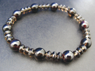 ガーネット（レッド・８ｍｍ）生命力・エネルギー・活力・努力・抵抗力・色気・根性・気力・独立　スモーキークォーツ（ブラウン・８ｍｍ）リラックス効果・豊かな感受性　スモーキークォーツ（ブラウン・ボタンカット・６ｍｍ）リラックス効果・豊かな感受性