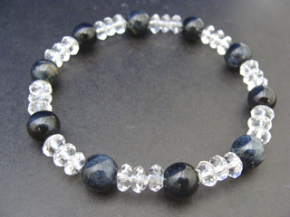 カルセドニー【ピーターサイト】（ブルー・8ｍｍ）達成能力・先見の明・開放・社交性・冒険心・自由・自信・思いやり　タイガーアイ【ホークスアイ】（ブルー（虎目）・8ｍｍ）集中力・健康・社交性・人間関係・直感力・金運　クォーツ（クリア・ボタンカット・６ｍｍ）健康・能力・明晰・完璧・宇宙的意識・感受性・沈着冷静・豊かな感受性