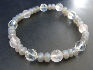 クォーツ（クリア・カット・８ｍｍ）健康・能力・明晰・完璧・宇宙的意識・感受性・沈着冷静・豊かな感受性　ローズクォーツ（ピンク・カット・８ｍｍ）恋愛・優しさ・情緒・繊細・愛情・美・調和　カルセドニー【グレーオニキス】（グレー・ボタンカット・６ｍｍ）達成能力・先見の明・開放・社交性・冒険心・自由・自信・思いやり