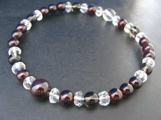 スターガーネット（ワイン・７～８ｍｍ）聖なる実行力　ガーネット（レッド・６ｍｍ）生命力・エネルギー・活力・努力・抵抗力・色気・根性・気力・独立　スモーキークォーツ（ブラウン・６ｍｍ）リラックス効果・豊かな感受性　クォーツ（クリア・ボタンカット・６ｍｍ）健康・能力・明晰・完璧・宇宙的意識・感受性・沈着冷静・豊かな感受性