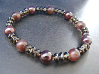 スターガーネット（ワイン・７～８ｍｍ）聖なる実行力　スキャポライト（ブラウン・キャッツアイ効果・８ｍｍ）精神的な自立・不安を取り除く　スモーキークォーツ（ブラウン・ボタンカット・６ｍｍ）リラックス効果・豊かな感受性