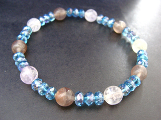 クンツァイト（ピンク・8～９ｍｍ）感情・優しさ・寛大・安堵感　フェルドスパー【サンストーン】（オレンジ・アベンチュリン効果・８ｍｍ）人間的な成長をもたらす　クォーツ【アクアオーラ】（スカイブルー）健康・能力・明晰・完璧・宇宙的意識・感受性・沈着冷静・豊かな感受性