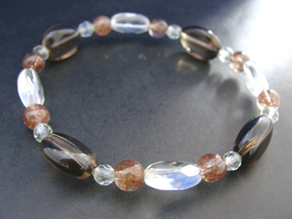 スモーキークォーツ（ブラウン・タンブル）リラックス効果・豊かな感受性　クォーツ（クリア・オーバルカット）健康・能力・明晰・完璧・宇宙的意識・感受性・沈着冷静・豊かな感受性　ルチルクォーツ（クリア・レッドブラウン針入り・６ｍｍ）ビジネスの成功・長寿・健康　アメジスト（グリーン・カット・４ｍｍ）決断力・愛情・集中力・調和・第六感・献身・冷静・覚醒・精神力・豊かな感受性