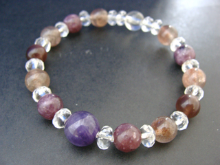 クォーツ【アメジスト】（パープル・１０ｍｍ）決断力・愛情・集中力・調和・第六感・献身・冷静・覚醒・精神力・豊かな感受性　レピドライト（パープル・８ｍｍ）精神の安定・変革　フェルドスパー【サンストーン】（オレンジ・アベンチュリン効果・８ｍｍ）人間的な成長をもたらす　スキャポライト（ブラウン・キャッツアイ効果・８ｍｍ）精神的な自立・不安を取り除く　クォーツ（クリア・８ｍｍ）健康・能力・明晰・完璧・宇宙的意識・感受性・沈着冷静・豊かな感受性　クォーツ（クリア・ボタンカット・６ｍｍ）健康・能力・明晰・完璧・宇宙的意識・感受性・沈着冷静・豊かな感受性