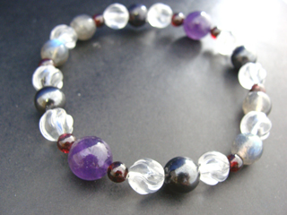 クォーツ【アメジスト】（パープル・１０ｍｍ）決断力・愛情・集中力・調和・第六感・献身・冷静・覚醒・精神力・豊かな感受性　スギライト（ブラックパープル・8～９ｍｍ）癒し　フェルドスパー【ラブラドライト】（ブルーグレー・8～９ｍｍ）調和・穏やかな心・記憶　クォーツ（クリア・Ｓライン・８ｍｍ）健康・能力・明晰・完璧・宇宙的意識・感受性・沈着冷静・豊かな感受性　ガーネット（レッド・５ｍｍ）生命力・エネルギー・活力・努力・抵抗力・色気・根性・気力・独立