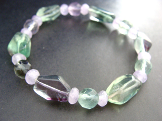 フローライト（グリーン～パープル・タンブル）ひらめき・集中力・直感・愛・学習・理解力・独立　フローライト（グリーン～パープル・カット・８ｍｍ）ひらめき・集中力・直感・愛・学習・理解力・独立　クォーツ【ラベンダーアメジスト】（ラベンダー・ボタンカット・６ｍｍ）決断力・愛情・集中力・調和・第六感・献身・冷静・覚醒・精神力・豊かな感受性