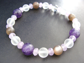 クォーツ【アメジスト】（パープル・１０ｍｍ）決断力・愛情・集中力・調和・第六感・献身・冷静・覚醒・精神力・豊かな感受性　クォーツ（フロスト・８ｍｍ）健康・能力・明晰・完璧・宇宙的意識・感受性・沈着冷静・豊かな感受性　フェルドスパー（ブラウン・８ｍｍ）女性らしさ・感受性・喜び・調和・決断力　クォーツ（クリア・８ｍｍ）健康・能力・明晰・完璧・宇宙的意識・感受性・沈着冷静・豊かな感受性　クォーツ【ラベンダーアメジスト】（ラベンダー・ボタンカット・６ｍｍ）決断力・愛情・集中力・調和・第六感・献身・冷静・覚醒・精神力・豊かな感受性