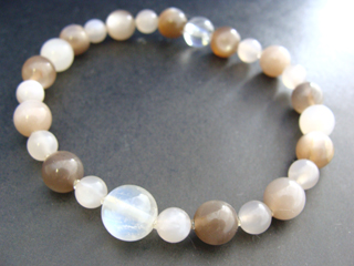 フェルドスパー【レインボームーンストーン】【ホワイトラブラドライト】（１０ｍｍ）調和・穏やかな心・記憶　フェルドスパー（ブラウン・８ｍｍ）女性らしさ・感受性・喜び・調和・決断力　フェルドスパー【ムーンストーン】（ピンク・８ｍｍ）女性らしさ・感受性・喜び・調和・決断力　フェルドスパー【ムーンストーン】（ピンクライトグレー・８ｍｍ）女性らしさ・感受性・喜び・調和・決断力　クォーツ（クリア・８ｍｍ）健康・能力・明晰・完璧・宇宙的意識・感受性・沈着冷静・豊かな感受性　フェルドスパー【ムーンストーン】（ピンクライトグレー・６ｍｍ）女性らしさ・感受性・喜び・調和・決断力