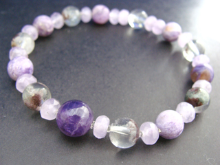 クォーツ【アメジスト】（パープル・１０ｍｍ）決断力・愛情・集中力・調和・第六感・献身・冷静・覚醒・精神力・豊かな感受性　ガーデンクォーツ（クリア・グリーン＆ブラウン・８ｍｍ）財運・仕事運・家族運をアップ　チャロアイト（パープル・絹糸光沢・８ｍｍ）心の弱さを克服　クォーツ（クリア・８ｍｍ）健康・能力・明晰・完璧・宇宙的意識・感受性・沈着冷静・豊かな感受性　クォーツ【ラベンダーアメジスト】（ラベンダー・ボタンカット・６ｍｍ）決断力・愛情・集中力・調和・第六感・献身・冷静・覚醒・精神力・豊かな感受性