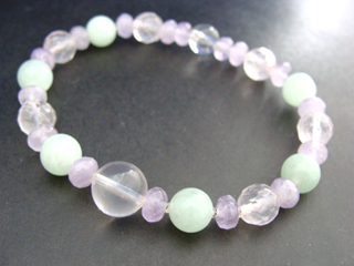 ローズクォーツ（ピンク・10ｍｍ・マダガスカル産）恋愛・優しさ・情緒・繊細・愛情・美・調和　フェルドスパー（マスカットグリーン・8ｍｍ）女性らしさ・感受性・喜び・調和・決断力　ローズクォーツ（ピンク・カット・８ｍｍ）恋愛・優しさ・情緒・繊細・愛情・美・調和　クォーツ（クリア・８ｍｍ）健康・能力・明晰・完璧・宇宙的意識・感受性・沈着冷静・豊かな感受性　クォーツ【ラベンダーアメジスト】（ラベンダー・ボタンカット・６ｍｍ）決断力・愛情・集中力・調和・第六感・献身・冷静・覚醒・精神力・豊かな感受性