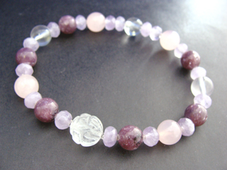 クォーツ（クリア・ロータス（蓮）・１０ｍｍ）健康・能力・明晰・完璧・宇宙的意識・感受性・沈着冷静・豊かな感受性　レピドライト（パープル・８ｍｍ）精神の安定・変革　ローズクォーツ（ピンク・８ｍｍ）恋愛・優しさ・情緒・繊細・愛情・美・調和　ローズクォーツ（ピンク・８ｍｍ・マダガスカル産）恋愛・優しさ・情緒・繊細・愛情・美・調和　クォーツ（クリア・８ｍｍ）健康・能力・明晰・完璧・宇宙的意識・感受性・沈着冷静・豊かな感受性　クォーツ【ラベンダーアメジスト】（ラベンダー・ボタンカット・６ｍｍ）決断力・愛情・集中力・調和・第六感・献身・冷静・覚醒・精神力・豊かな感受性