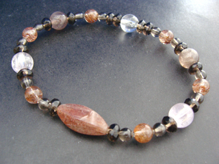 フェルドスパー【アフリカンサンストーン】（オレンジ～ブラウン・アベンチュリン効果）人間的な成長をもたらす　クンツァイト（ピンク・８～９ｍｍ）感情・優しさ・寛大・安堵感　フェルドスパー【サンストーン】（オレンジ・アベンチュリン効果）人間的な成長をもたらす　クォーツ（クリア・８ｍｍ）健康・能力・明晰・完璧・宇宙的意識・感受性・沈着冷静・豊かな感受性　ルチルクォーツ（クリア・レッドブラウン針入り・６ｍｍ）ビジネスの成功・長寿・健康　スモーキークォーツ（ブラウン・４ｍｍ）リラックス効果・豊かな感受性　スモーキークォーツ（ブラウン・ボタンカット）リラックス効果・豊かな感受性