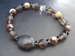 ダイナソーボーン（ブラックブラウン・化石）　スモーキークォーツ（ブラウン・フロスト・８ｍｍ）リラックス効果・豊かな感受性　カルセドニー【カプチーノジャスパー】（ブラウンＭｉｘ）判断力・創造性・感情のコントロール　クォーツ（クリア・８ｍｍ）健康・能力・明晰・完璧・宇宙的意識・感受性・沈着冷静・豊かな感受性　スモーキークォーツ（ブラウン・ボタンカット）リラックス効果・豊かな感受性