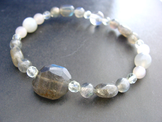 フェルドスパー【ラブラドライト】（ブルーグレー・ラフタンブルカット）調和・穏やかな心・記憶　フェルドスパー【ラブラドライト】（ブルーグレー・６ｍｍ）調和・穏やかな心・記憶　フェルドスパー【ラブラドライト】（ブルーグレー・ラフタンブル）調和・穏やかな心・記憶　クォーツ（クリア・８ｍｍ）健康・能力・明晰・完璧・宇宙的意識・感受性・沈着冷静・豊かな感受性　フェルドスパー【ムーンストーン】（ピンクグレー・６ｍｍ）女性らしさ・感受性・喜び・調和・決断力　フェルドスパー【ムーンストーン】（グレー・８ｍｍ）女性らしさ・感受性・喜び・調和・決断力　クォーツ【アメジスト】（グリーン・カット・４ｍｍ）決断力・愛情・集中力・調和・第六感・献身・冷静・覚醒・精神力・豊かな感受性