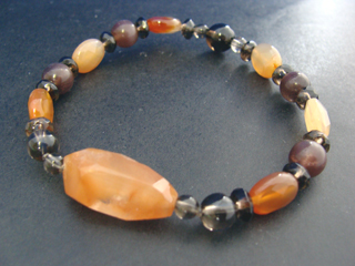 アイアンクォーツ（オレンジ・ラフカットタンブル）健康・能力・明晰・完璧・宇宙的意識・感受性・沈着冷静・豊かな感受性　カルセドニー【カーネリアン】（オレンジ・タンブルカット）喜び・リラックス・落ち着き・精神バランス・思慮深さ・復活・勇気・連帯　スキャポライト（ブラウン・キャッツアイ効果・８ｍｍ）精神的な自立・不安を取り除く　スモーキークォーツ（ブラウン・８ｍｍ・６ｍｍ・４ｍｍ・ボタンカット）リラックス効果・豊かな感受性