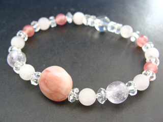 コモンオパール（ピンク・ラフタンブル）創造・活力　クンツァイト（ピンク・８～９ｍｍ）感情・優しさ・寛大・安堵感　ローズクォーツ（ピンク・フロスト・６ｍｍ）恋愛・優しさ・情緒・繊細・愛情・美・調和　ロードクロサイト【インカローズ】（ピンク・６ｍｍ）情熱・優しさ・繊細・愛情・美・調和・豊かな感受性