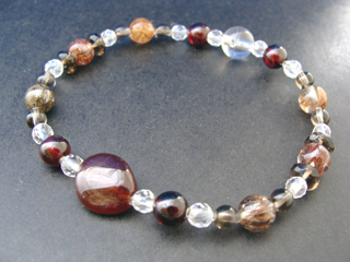 ガーネット【ヘソナイト】【グロッシュラーガーネット】（ワイン）自己暗示の力　ルチルクォーツ（クリア・ブロンズゴールド針入り・６ｍｍ）ビジネスの成功・長寿・健康　ガーネット（レッド・６ｍｍ）生命力・エネルギー・活力・努力・抵抗力・色気・根性・気力・独立　クォーツ（クリア・８ｍｍ）健康・能力・明晰・完璧・宇宙的意識・感受性・沈着冷静・豊かな感受性　スモーキークォーツ（ブラウン・ボタンカット）リラックス効果・豊かな感受性