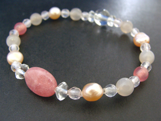 ロードクロサイト【インカローズ】（ピンク・オーバル）情熱・優しさ・繊細・愛情・美・調和・豊かな感受性＋真珠・パール（ピンク・ラフ）ストレスを癒す・安眠効果・美しさ・優しさ＋フェルドスパー【ムーンストーン】（ピンク・グレー・６ｍｍ）女性らしさ・感受性・喜び・調和・決断力＋ローズクォーツ（ピンク・カット・４ｍｍ）恋愛・優しさ・情緒・繊細・愛情・美・調和