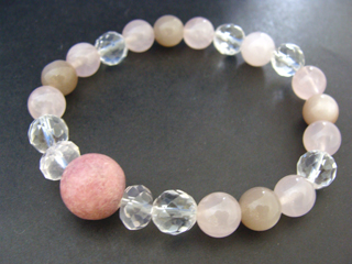 ロードナイト（ピンク・１２ｍｍ）優しさ・繊細・愛情・美・調和・穏やかな心＋ローズクォーツ（ピンク・８ｍｍ）恋愛・優しさ・情緒・繊細・愛情・美・調和＋フェルドスパー【ムーンストーン】（ピンク・グレー・８ｍｍ）女性らしさ・感受性・喜び・調和・決断力